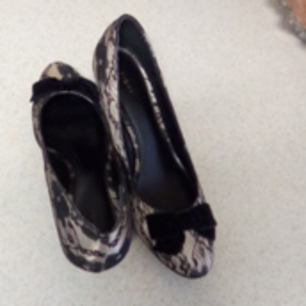 FIONI Flower Lace Nude/Black pumps with Bow